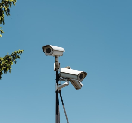 photo-1589935447067-5531094415d1